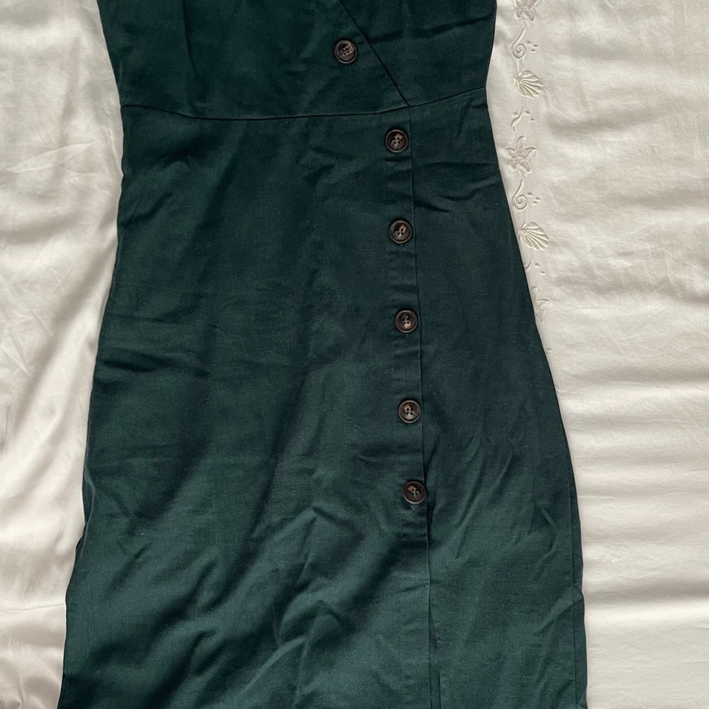 The fabric is a thick linen! Size is M